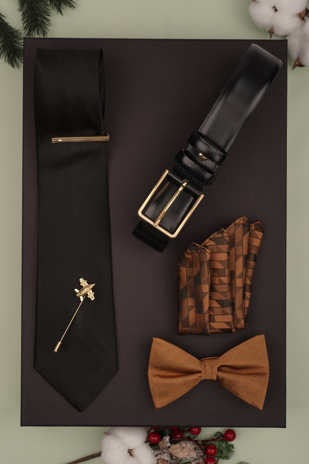 Cutie Cadou Bărbați Papion, Batistă, Curea, Cravată, Ac de Cravată și Broșă 6AM5014