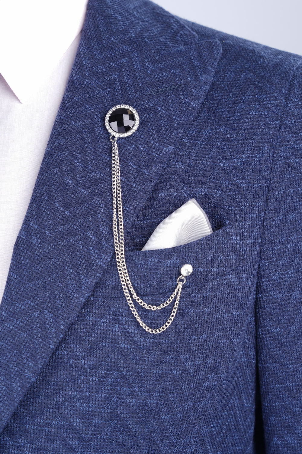 Broșă argintie cu lanț dublu și pietre negre