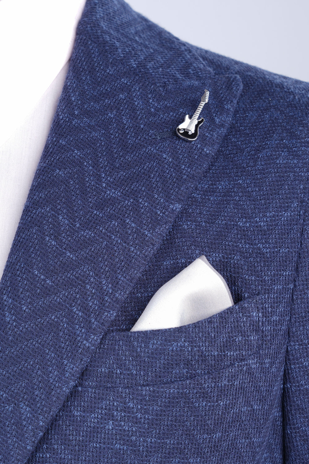 Ac de rever argintiu cu chitară electrică neagră