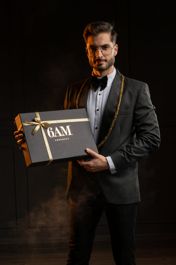 Costum Ceremonie - Negru cu Rever Personalizat Auriu