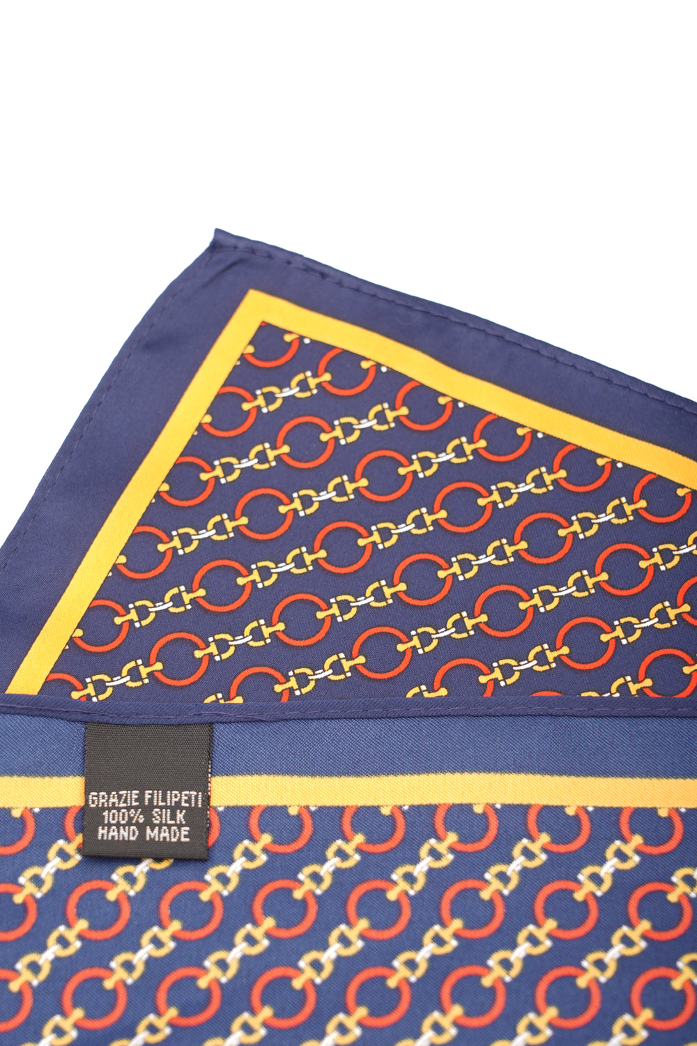 Batistă de buzunar albastru închis cu imprimeu lanțuri roșii și margine galben-aurie